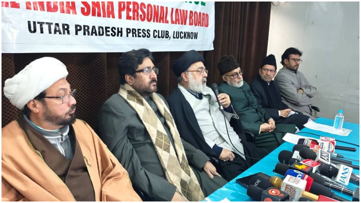 "लखनऊ में ऑल इंडिया शिया पर्सनल लॉ बोर्ड का राष्ट्रीय अधिवेशन, मौलाना यासूब अब्बास प्रेस वार्ता को संबोधित करते हुए, शिया समुदाय के सामाजिक और धार्मिक अधिकारों पर चर्चा, इमामबाड़ा आसिफ उदद्दौला का दृश्य"