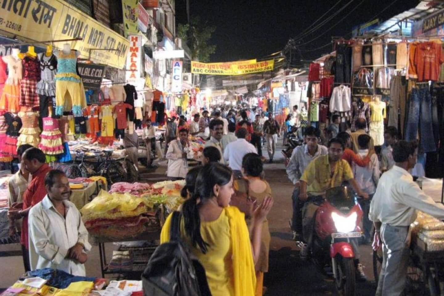 लखनऊ के अमीनाबाद स्थित दवा थोक बाजार में शीतकालीन अवकाश के दौरान बंद दुकानें और शांत बाजार का दृश्य