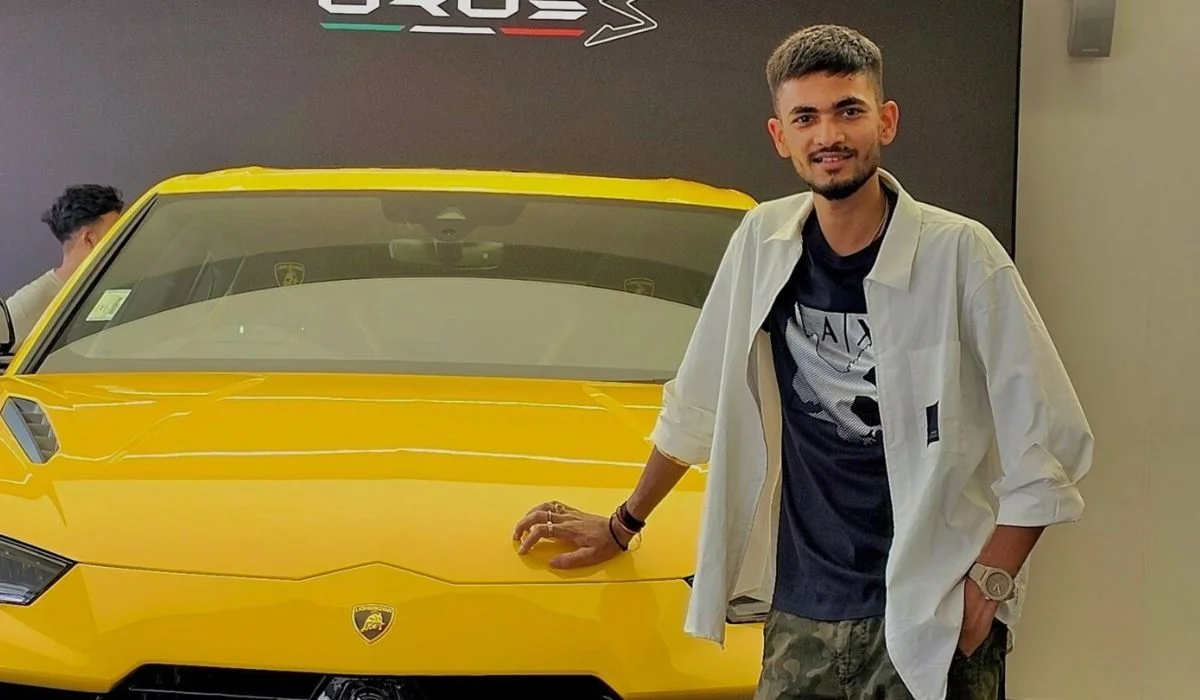 “यूट्यूबर अनुराग द्विवेदी के घर ED की छापेमारी में जब्त लग्जरी कारें”