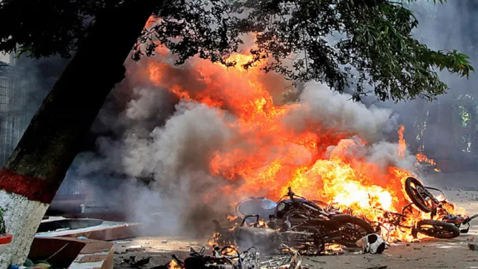 “बांग्लादेश में उस्मान हादी की मौत के बाद ढाका में विरोध प्रदर्शन करते लोग”