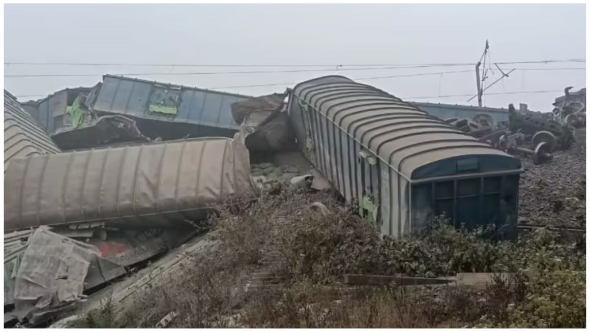 बिहार के जामुई में सीमेंट मालगाड़ी के 12 डिब्बे पटरी से उतरने के बाद रेलवे अधिकारी और इंजीनियर मौके पर राहत और निरीक्षण कार्य करते हुए