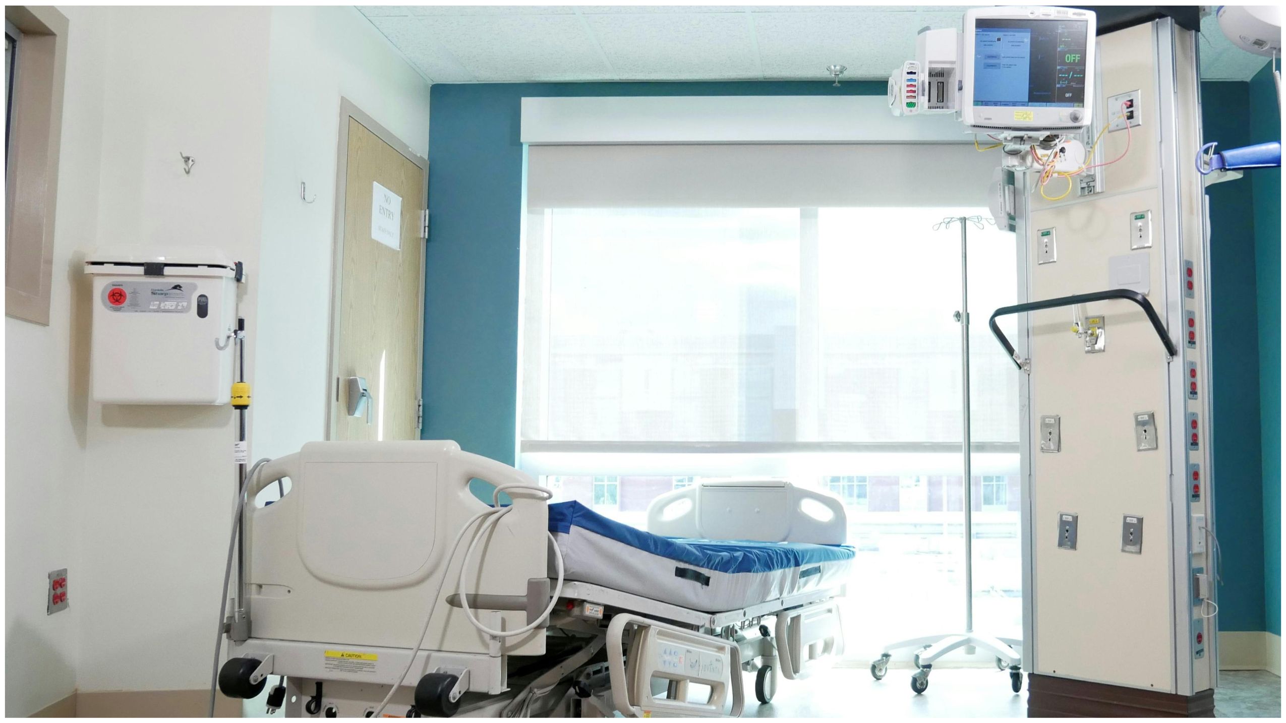 कनाडा के एडमंटन अस्पताल के बाहर एंबुलेंस और इमरजेंसी वार्ड का दृश्य, इलाज में देरी के बाद भारतीय मूल के व्यक्ति की मौत से जुड़ी खबर।