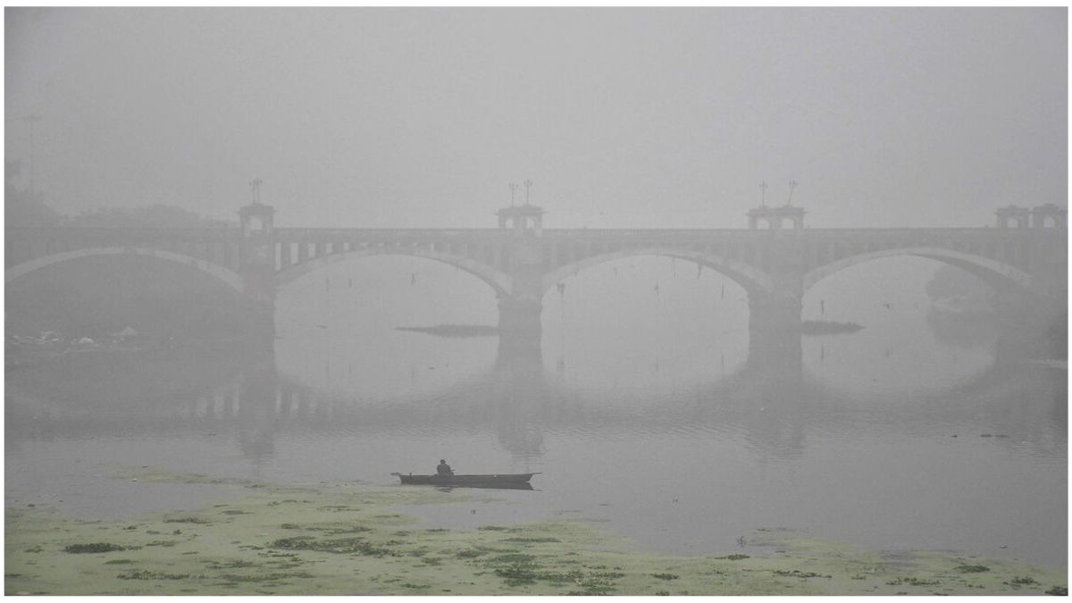 लखनऊ में 31 दिसंबर को साल के आखिरी दिन घना कोहरा और कड़ाके की ठंड, शीतलहर के कारण सड़क पर कम दृश्यता और प्रभावित यातायात, ठंड से बचाव करते लोग – Lucknow Weather Update. (Image Credit: iNext Live)