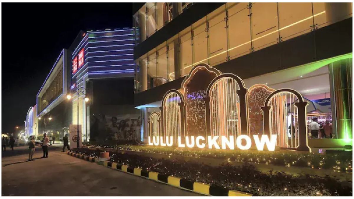 “लखनऊ स्थित लुलु मॉल के बाहर आयकर विभाग की कार्रवाई के दौरान सुरक्षा और आधिकारिक वाहन”