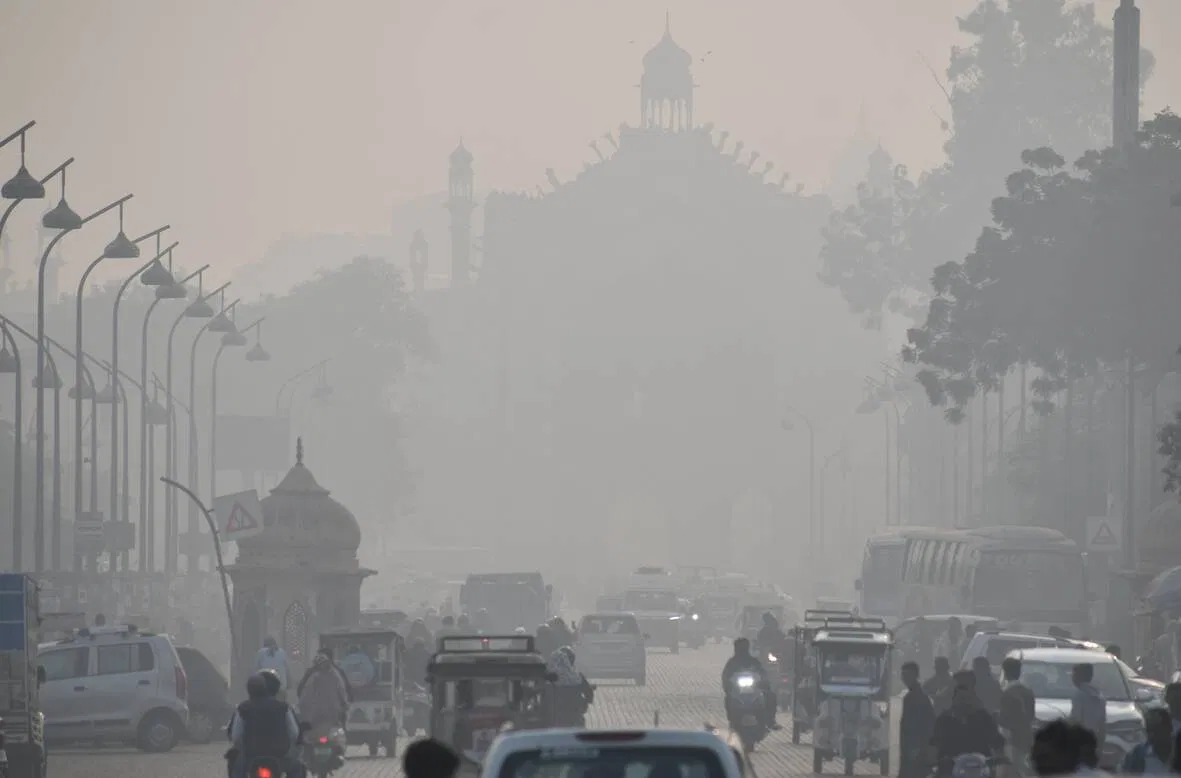 UP Weather में कड़ाके की ठंड और घने कोहरे के बीच खाली स्कूल परिसर, बेंच पर रखा स्कूल बैग और दूर जाते बच्चे, शीतलहर के कारण स्कूल बंद होने की स्थिति दर्शाता दृश्य