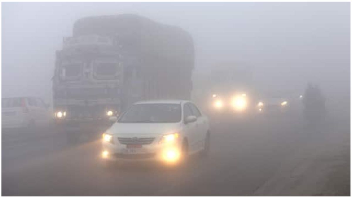 Dense fog in Uttar Pradesh reducing visibility on roads, slow-moving vehicles during winter morning