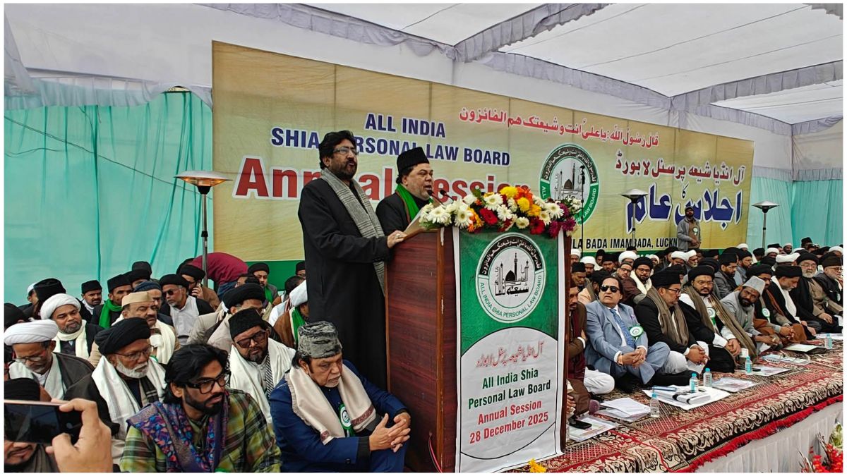 “शिया पर्सनल लॉ बोर्ड के महासचिव मौलाना यासूब अब्बास बांग्लादेश में हिंदू अल्पसंख्यकों पर हो रहे अत्याचार की निंदा करते हुए बयान देते हुए”