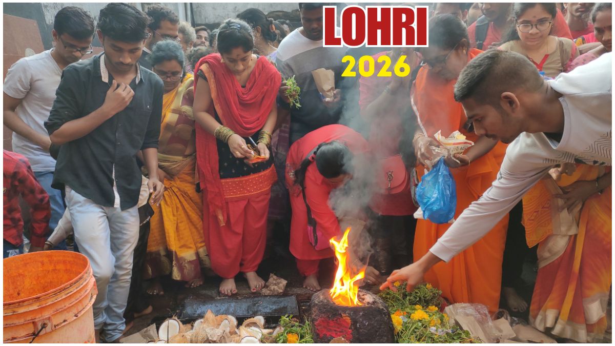 लोग लोहड़ी की आग के चारों ओर इकट्ठा होकर तिल, मूंगफली और गुड़ डालते हुए खुशियां मनाते हुए