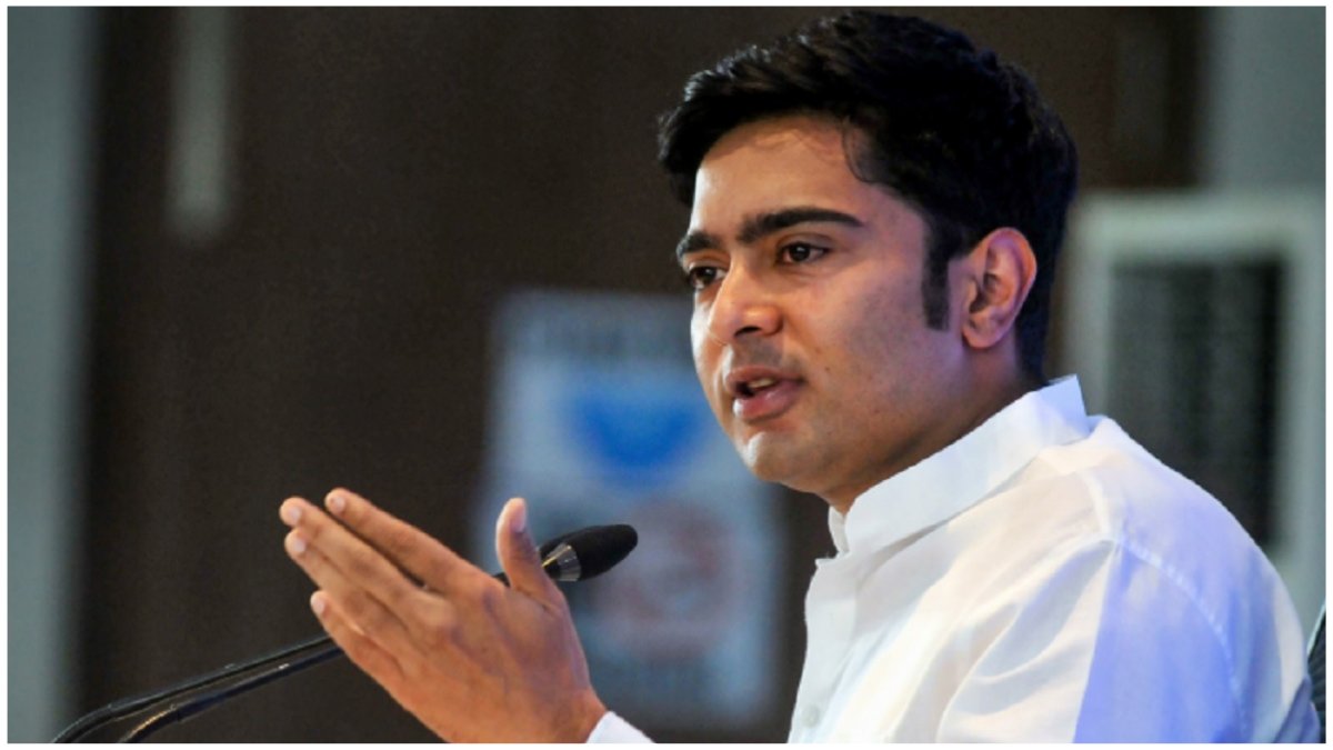 अभिषेक बनर्जी रामपुरहाट में जनसभा को संबोधित करते हुए, बीजेपी पर हेलिकॉप्टर उड़ान रोकने का आरोप लगाते हुए