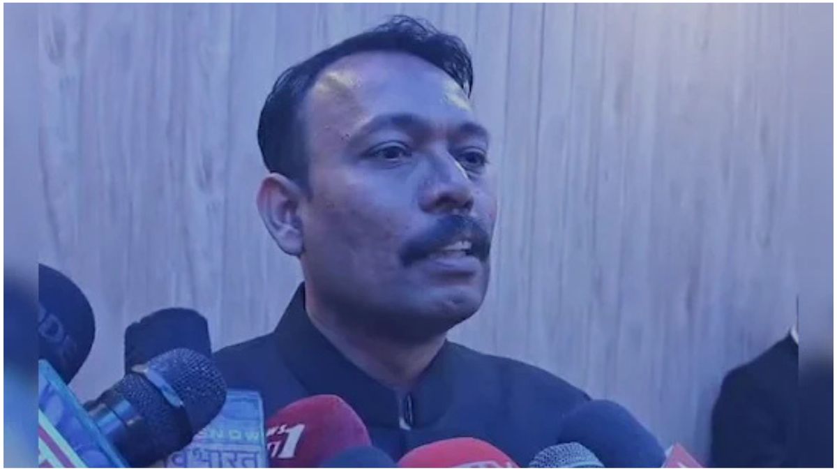 बरेली में निलंबित PCS अधिकारी अलंकार अग्निहोत्री जिला कलेक्ट्रेट के बाहर धरने पर बैठे हुए, प्रशासनिक व्यवस्था और राष्ट्रपति शासन की मांग से जुड़ा मामला