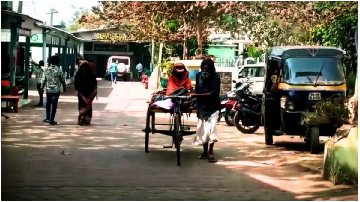 ओडिशा के संबलपुर में 75 वर्षीय बुजुर्ग बाबू लोहार अपनी लकवाग्रस्त पत्नी ज्योति लोहार को इलाज के लिए ठेले पर बैठाकर 300 किलोमीटर दूर कटक के एससीबी मेडिकल कॉलेज अस्पताल ले जाते हुए।