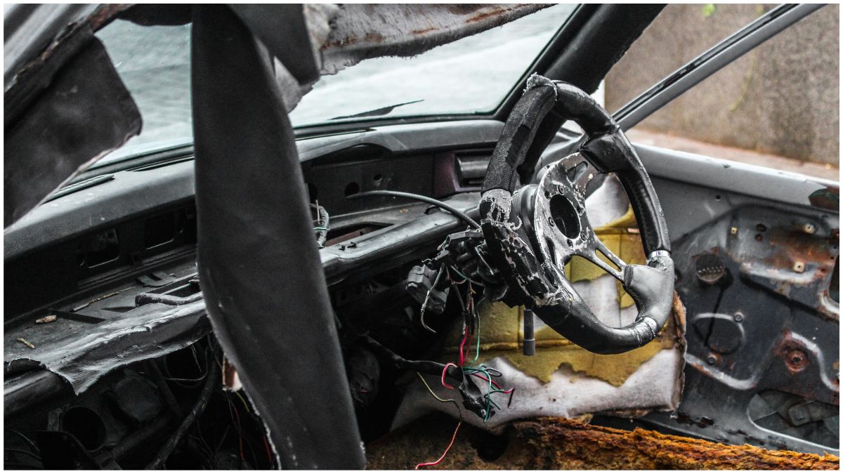 जबलपुर में सड़क हादसे के बाद मौके पर घायल मजदूर और क्षतिग्रस्त वाहन