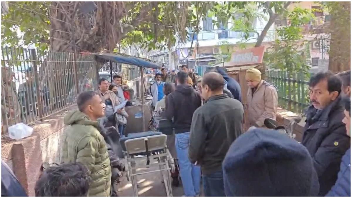 दिल्ली के शालीमार बाग में महिला की गोली मारकर हत्या के बाद मौके पर मौजूद पुलिस और जांच टीम