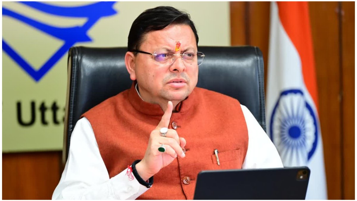 देहरादून में सीएम पुष्कर सिंह धामी अंकिता भंडारी के माता-पिता से मुलाकात कर न्याय और सहयोग का भरोसा देते हुए।