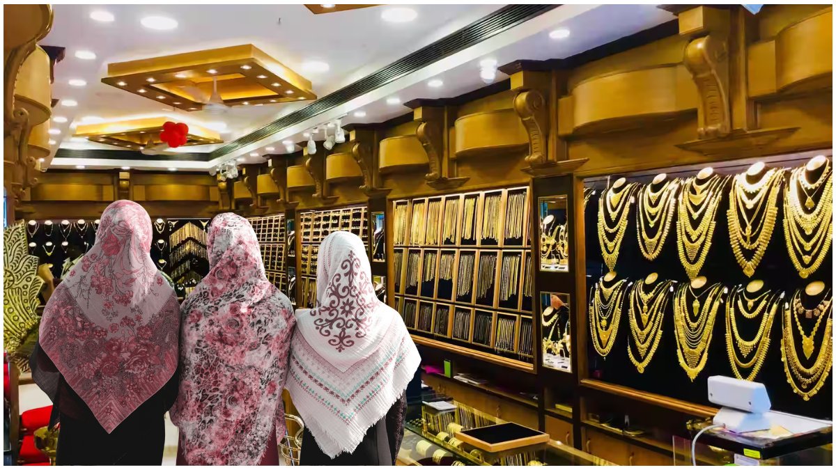 बिहार की ज्वेलरी दुकान में हिजाब, नक़ाब और हेलमेट पहनकर सोना खरीदने पर रोक का दृश्य, सुरक्षा नियम लागू होने के बाद सर्राफा बाजार में पुलिस और चेतावनी बोर्ड के साथ सोना-चांदी के आभूषण प्रदर्शित।