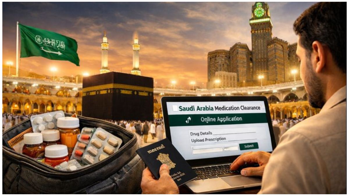 एक यात्री सऊदी अरब जाने से पहले अपने पास रखी दवाइयों और पासपोर्ट के साथ लैपटॉप पर ऑनलाइन मंजूरी फॉर्म भरते हुए, पृष्ठभूमि में मक्का का ग्रैंड मस्जिद और काबा