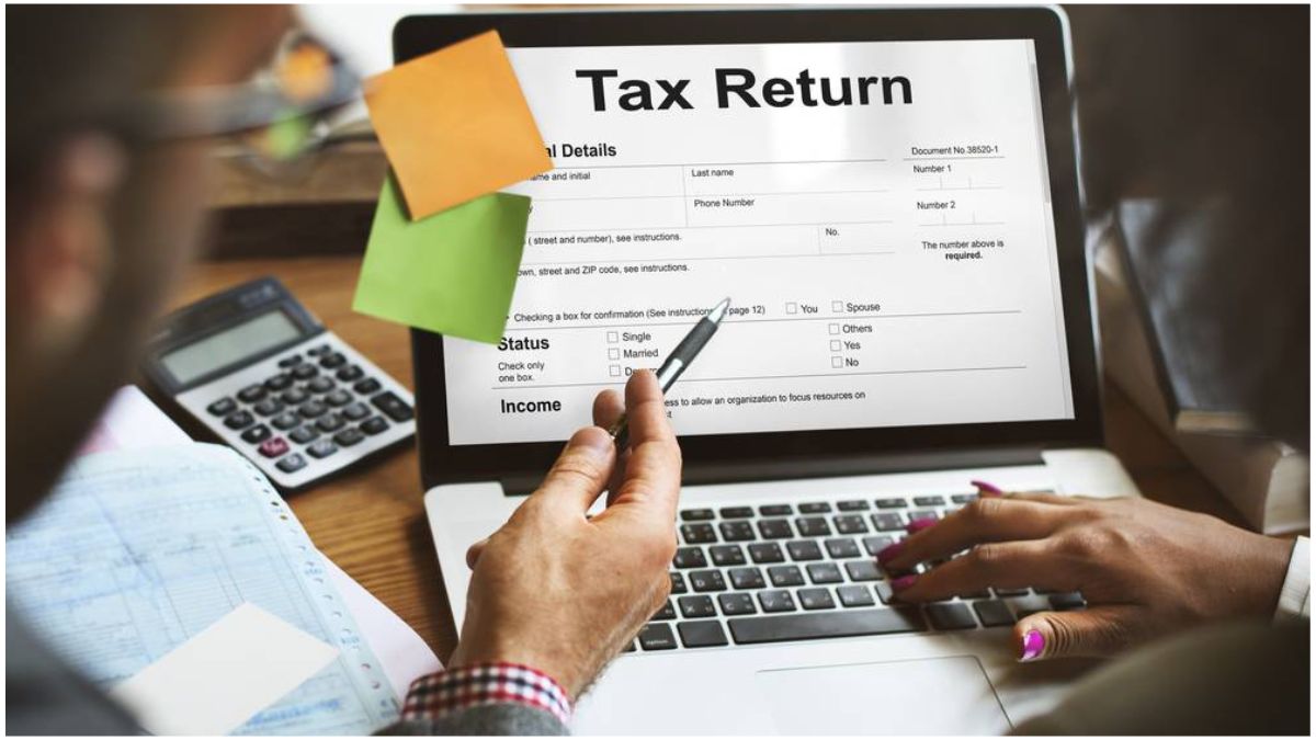 इनकम टैक्स रिफंड में देरी को दर्शाता प्रतीकात्मक दृश्य, कंप्यूटर स्क्रीन पर इनकम टैक्स पोर्टल खुला हुआ, टैक्सपेयर्स रिफंड स्टेटस चेक करते हुए, फाइल और दस्तावेजों के साथ ऑफिस डेस्क का सामान्य दृश्य