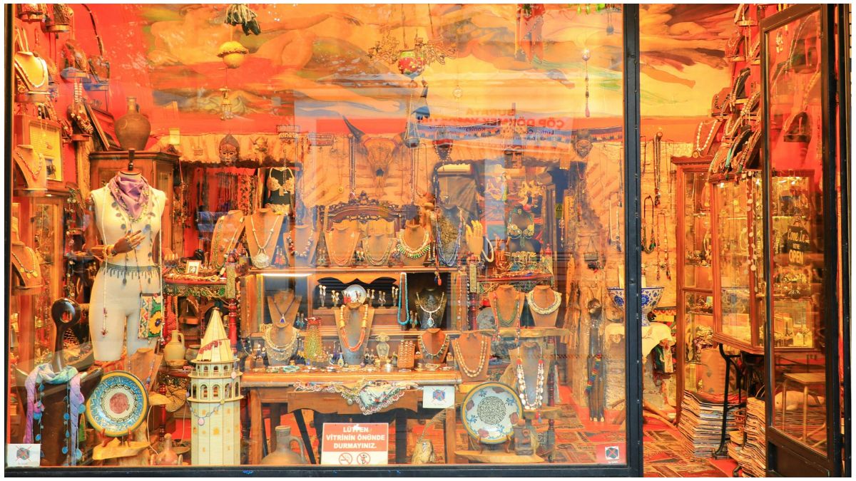 झारखंड में ज्वेलरी दुकान में सुरक्षा नियमों को लेकर चेहरा ढककर प्रवेश पर चर्चा, सोना-चांदी शोरूम