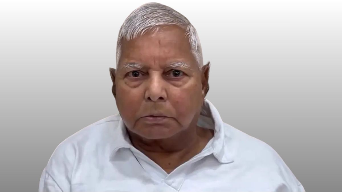 RJD कार्यालय के बाहर लगे पोस्टर, जिनमें लालू प्रसाद यादव को भारत रत्न देने की मांग की गई है। पोस्टर पर लालू यादव और डॉ. भीमराव अंबेडकर की तस्वीरें हैं और लिखा है—‘गरीबों के मसीहा, हमारे भगवान’, समर्थकों ने भारत सरकार से सर्वोच्च नागरिक सम्मान देने की अपील की।