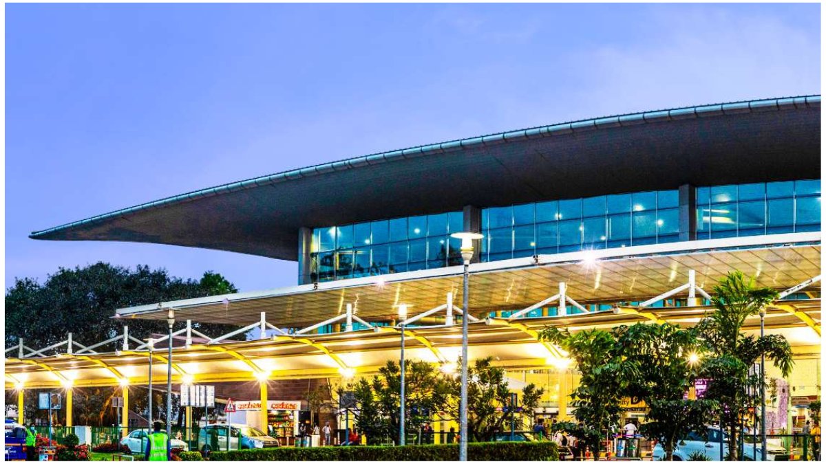 लखनऊ के चौधरी चरण सिंह अंतरराष्ट्रीय एयरपोर्ट के आसपास उड़ान सुरक्षा को लेकर प्रशासनिक बैठक, जहां 20 किलोमीटर के दायरे से ऊंचे मोबाइल टावर और अवैध मीट दुकानों को हटाने के निर्देश दिए गए।