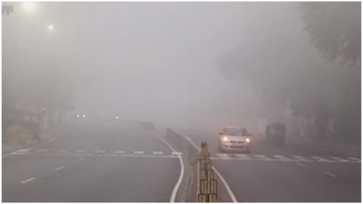 घने कोहरे और सर्द हवाओं के बीच लखनऊ की सड़कें, बेहद कम दृश्यता में चलते वाहन और ठंड से बचाव के लिए अलाव के पास बैठे लोग, खराब AQI के कारण धुंध में ढका शहर का दृश्य