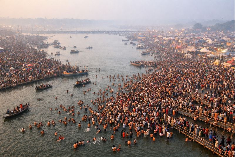 प्रयागराज संगम पर गंगा स्नान पर्व के दौरान लाखों श्रद्धालु पवित्र डुबकी लगाते हुए
