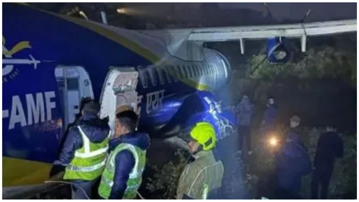 नेपाल के भद्रपुर एयरपोर्ट पर लैंडिंग के दौरान रनवे से फिसला यात्री विमान, जिसमें सवार सभी यात्री और क्रू सुरक्षित रहे।