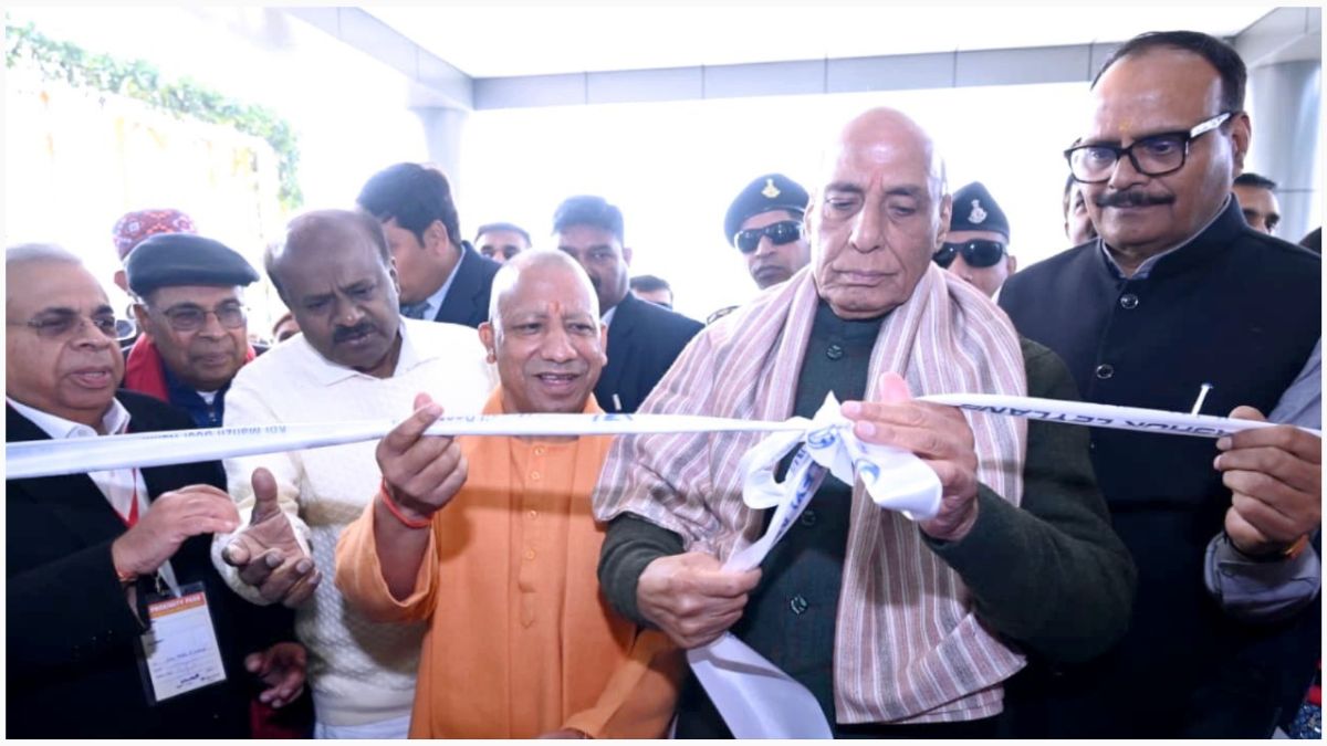 लखनऊ के सरोजनी नगर में अशोक लेलैंड के इलेक्ट्रिक व्हीकल प्लांट के उद्घाटन समारोह में मुख्यमंत्री योगी आदित्यनाथ और रक्षा मंत्री राजनाथ सिंह।