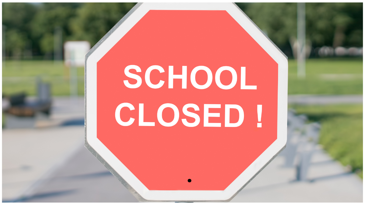 “उत्तर भारत में शीतलहर और कोहरे के बीच स्कूल बंद होने के कारण खाली स्कूल यार्ड और बंद स्कूल भवन”