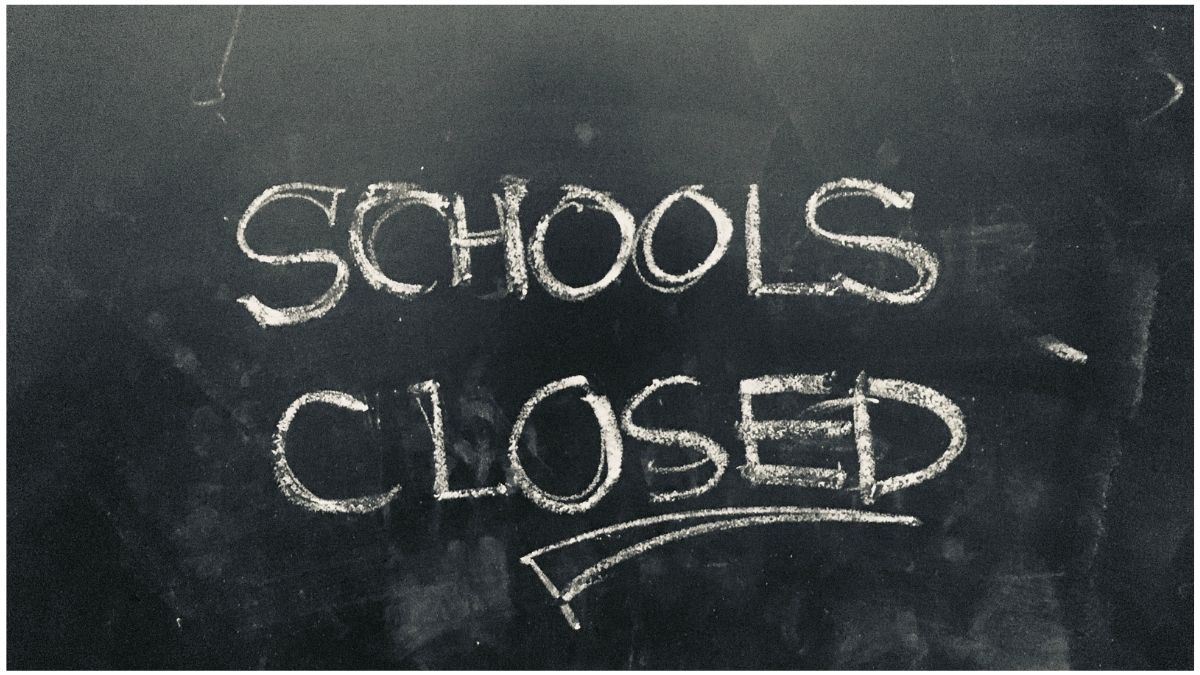 शीतलहर और घने कोहरे के चलते बंद स्कूल का गेट, उत्तर प्रदेश में बढ़ी ठंड के कारण स्कूलों में छुट्टी