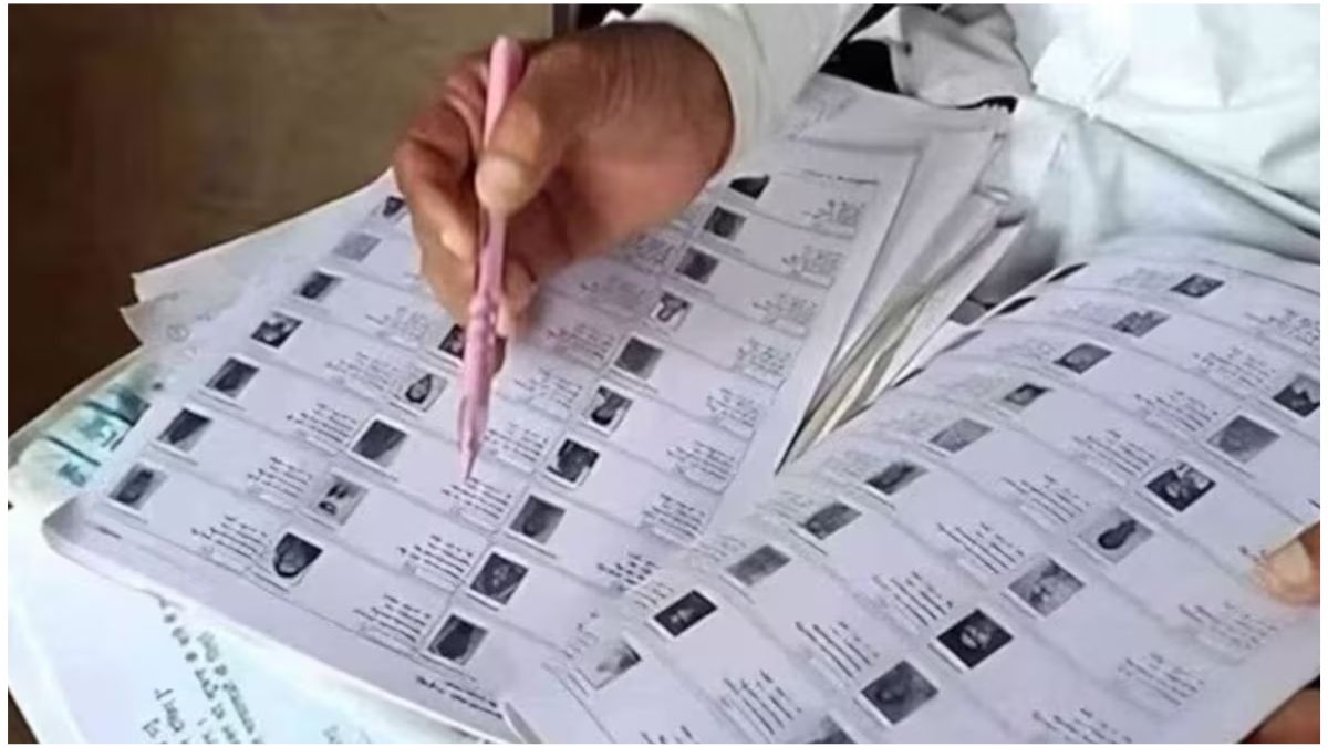 UP SIR Voter List 2026 Draft Roll जारी, उत्तर प्रदेश में 2.89 करोड़ मतदाताओं के नाम कटे, voters.eci.gov.in पर ऑनलाइन अपना नाम चेक करते लोग