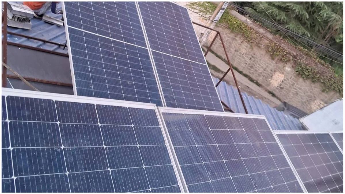 "पीएम सूर्य घर मुफ्त बिजली योजना के तहत सौर पैनल लगे घर, मुफ्त बिजली और ऊर्जा बचत का लाभ उठा रहे लोग, भारत में स्वच्छ ऊर्जा का उपयोग बढ़ता हुआ दृश्य।"