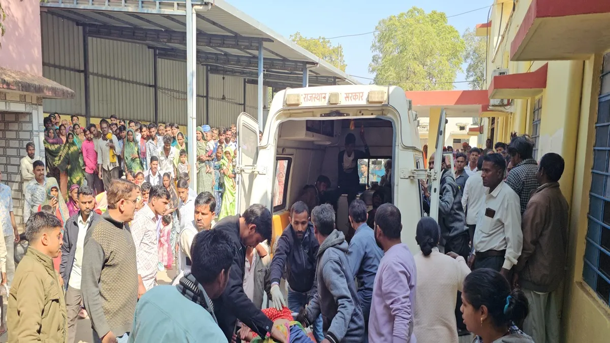 उदयपुर के कोटड़ा क्षेत्र में खाई में गिरी ओवरलोड जीप, राहत और बचाव कार्य करते ग्रामीण और पुलिस