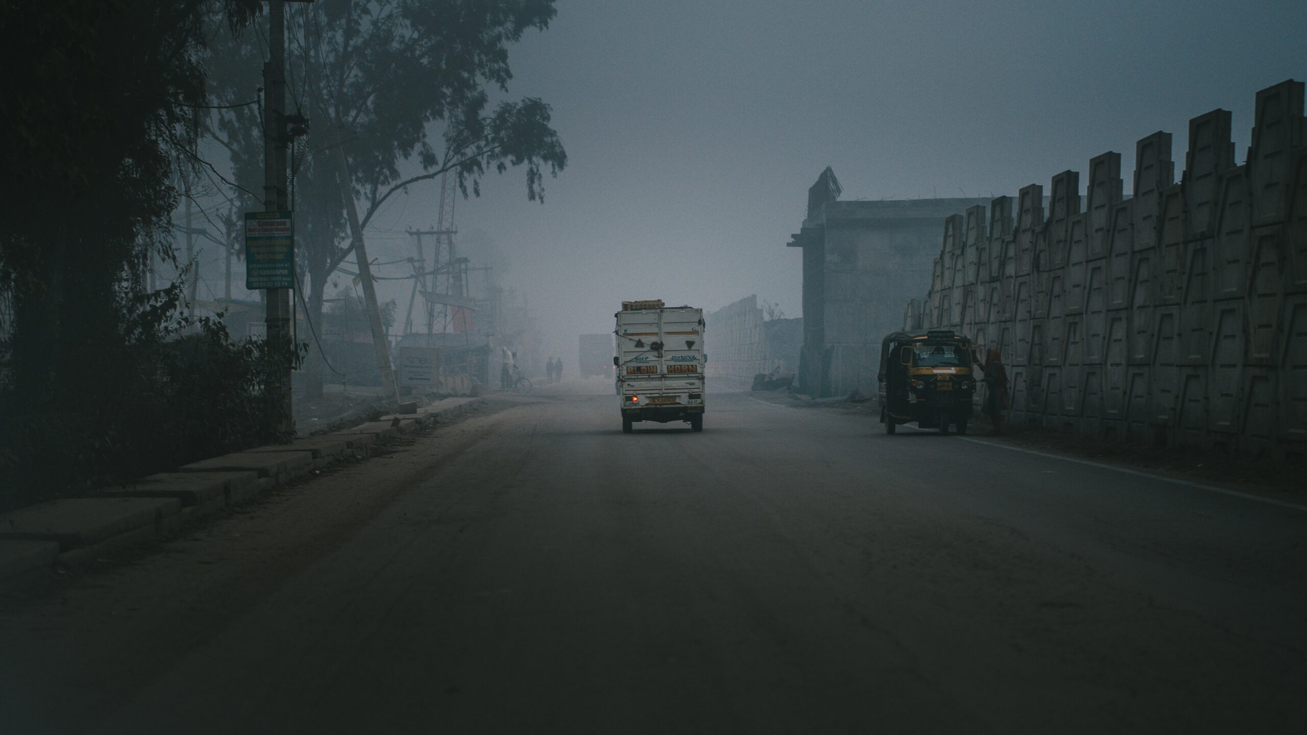 उत्तर प्रदेश में घने कोहरे के बीच सर्द सुबह, ठंड और शीतलहर से प्रभावित सड़कें