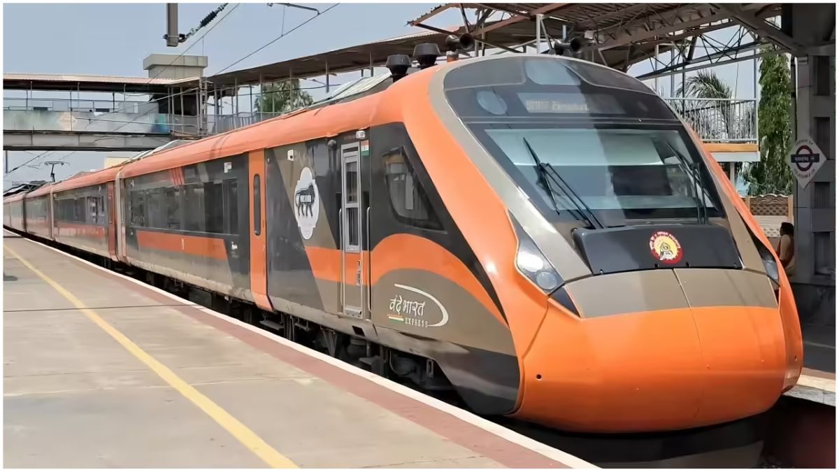 वंदे भारत स्लीपर ट्रेन का आधुनिक और प्रीमियम डिजाइन वाला एक्सटीरियर, रेलवे ट्रैक पर खड़ी हाई-स्पीड ट्रेन का दृश्य