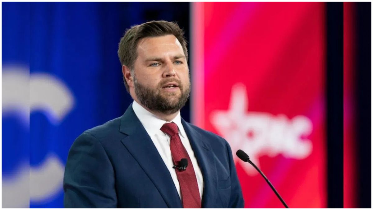 “अमेरिका के उपराष्ट्रपति जेडी वेंस के ओहायो स्थित आवास पर हमले के बाद सुरक्षा जांच करती पुलिस और यूएस सीक्रेट सर्विस, घटना स्थल पर कड़ी सुरक्षा”