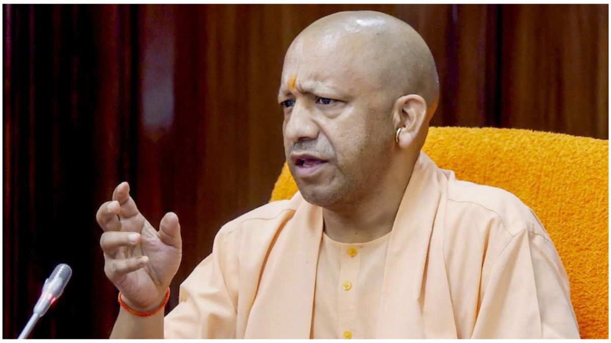 योगी आदित्यनाथ गोरखपुर महोत्सव में भाषण देते हुए, बच्चों को मोबाइल देने से होने वाले नुकसान पर अभिभावकों को चेतावनी देते हुए।