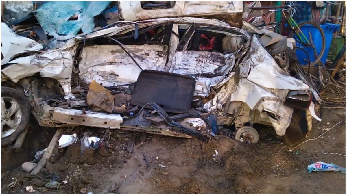 “मधेपुरा रोड पर हाईवा और कार की भीषण टक्कर का दृश्य”