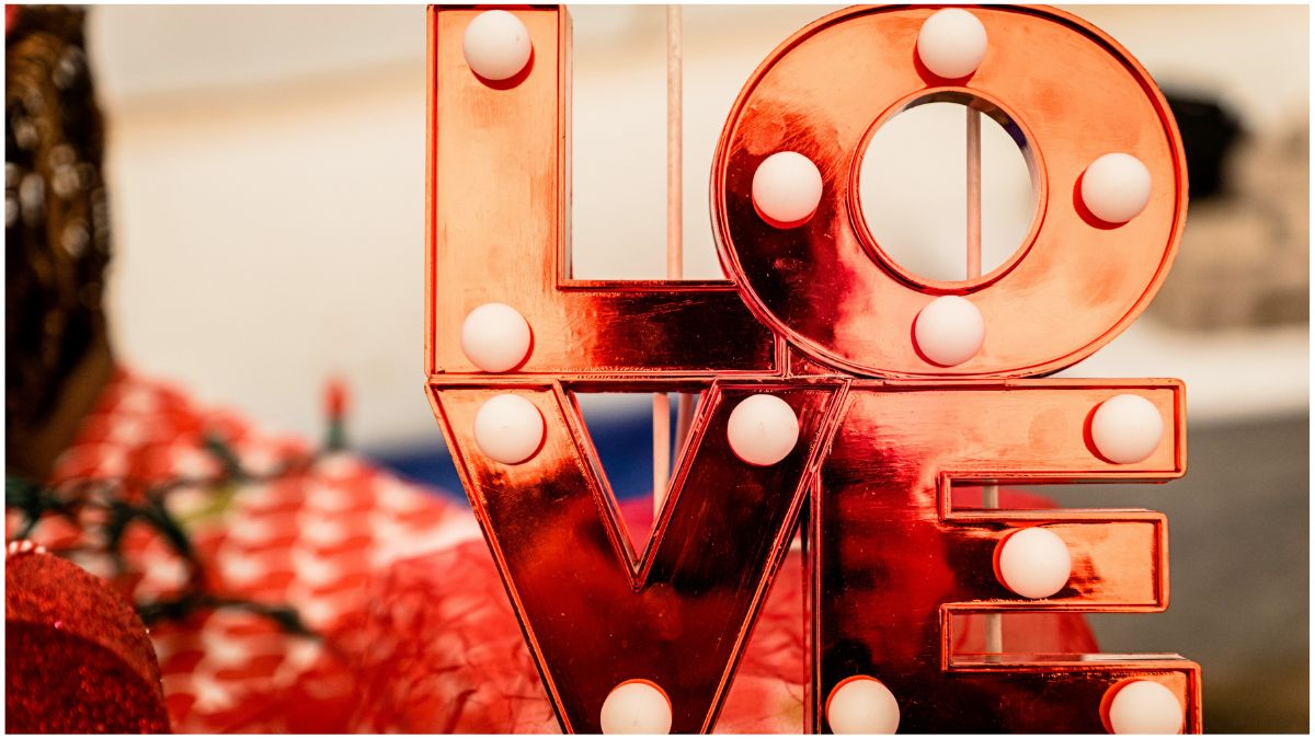 वैलेंटाइन डे से पहले मुजफ्फरनगर और इंदौर में संगठनों के विरोध के बीच पुलिस की मौजूदगी में तनावपूर्ण माहौल की प्रतीकात्मक तस्वीर।