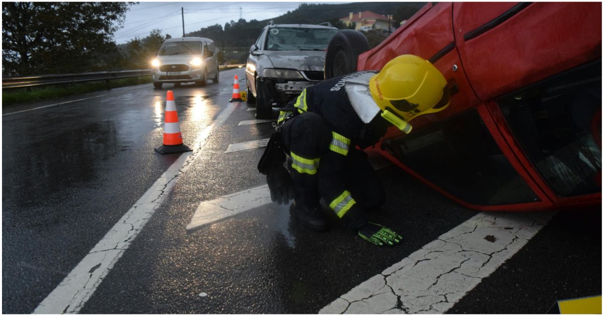 सड़क हादसे में घायल व्यक्ति अस्पताल में इलाज प्राप्त कर रहा है, सरकार की पीएम राहत योजना के तहत 1.5 लाख रुपये तक का कैशलेस इलाज उपलब्ध।