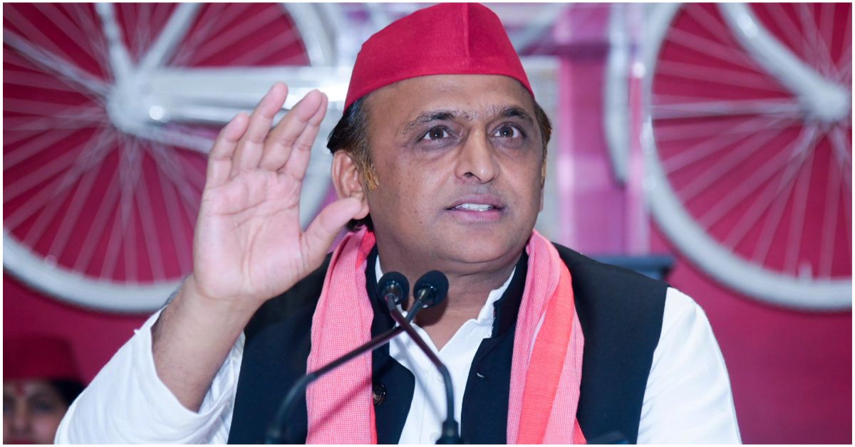 उत्तर प्रदेश में समाजवादी पार्टी में शामिल होते पूर्व बसपा मंत्री अनीस अहमद खान और कांग्रेस से इस्तीफा देने वाले नसीमुद्दीन सिद्दीकी, कार्यक्रम में अखिलेश यादव की मौजूदगी में पार्टी की सदस्यता ले रहे हैं।