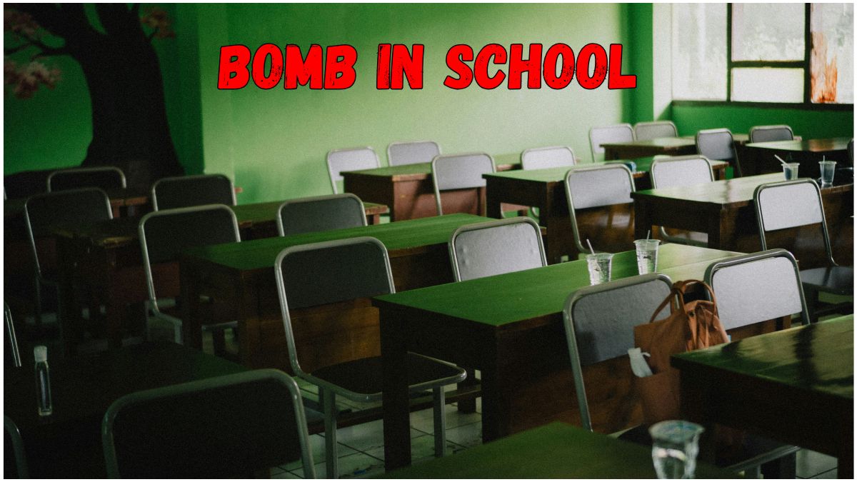 दिल्ली के एक स्कूल परिसर में बम धमकी के बाद सुरक्षा जांच करते पुलिस और बम निरोधक दस्ता, खाली कराए गए स्कूल भवन के बाहर तैनात सुरक्षाकर्मी और मौके पर मौजूद आपातकालीन वाहन