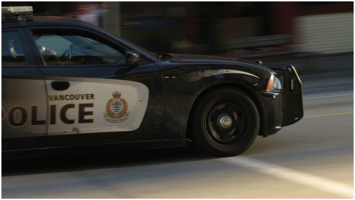 ब्रिटिश कोलंबिया के टम्बलर रिज सेकेंडरी स्कूल में गोलीबारी के बाद पुलिस और आपातकालीन टीम घटनास्थल पर मौजूद