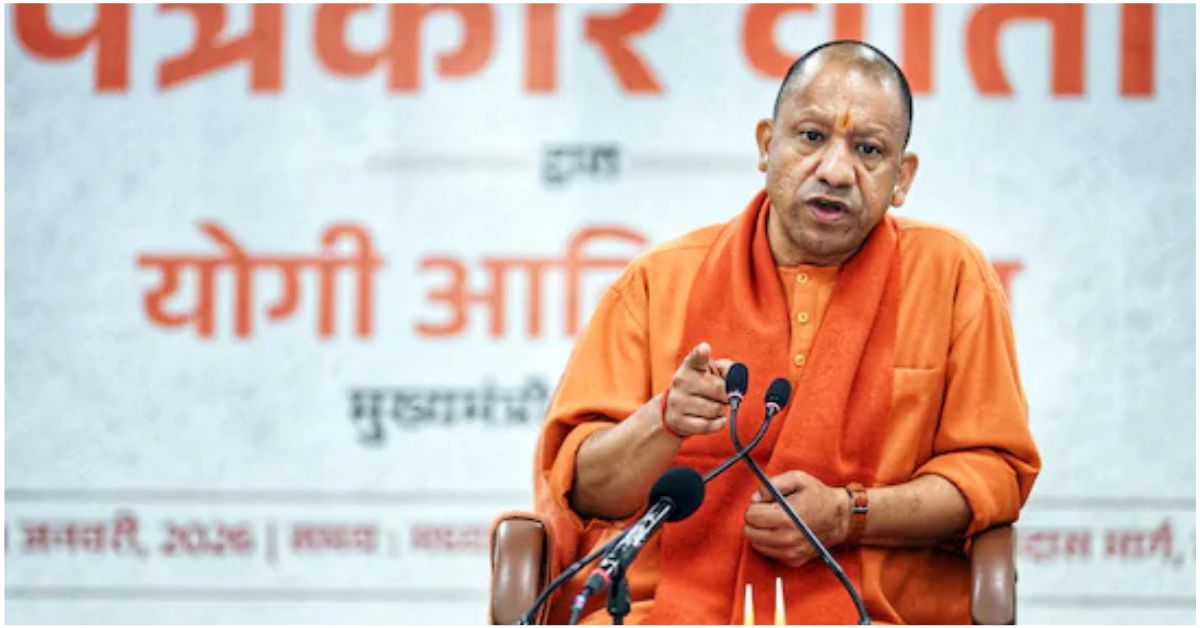 उत्तर प्रदेश के मुख्यमंत्री योगी आदित्यनाथ सिंगापुर और जापान दौरे के दौरान भगवा वस्त्रों में, निवेशकों और भारतीय समुदाय से मुलाकात के लिए 11 सदस्यीय प्रतिनिधिमंडल के साथ रवाना होते हुए।