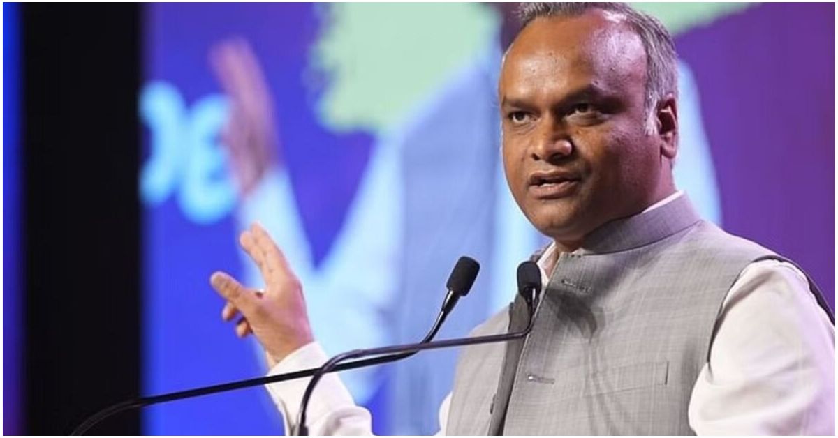 प्रियांक खरगे कार्यक्रम में भाषण देते हुए, RSS और BJP पर बयान को लेकर राजनीतिक विवाद।