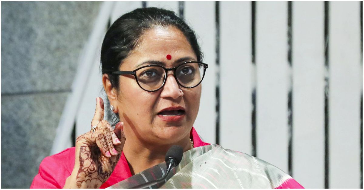 दिल्ली की मुख्यमंत्री रेखा गुप्ता का एक साल पूरा, बीजेपी सरकार के वादों और उपलब्धियों पर रिपोर्ट कार्ड दर्शाता ग्राफिक