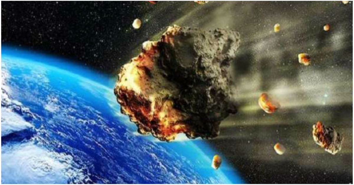 नासा की वैज्ञानिक केली फास्ट एस्टेरॉयड खतरे पर चेतावनी देती हुईं, पृष्ठभूमि में पृथ्वी की ओर बढ़ता विशाल अंतरिक्ष पिंड दिखाया गया है।