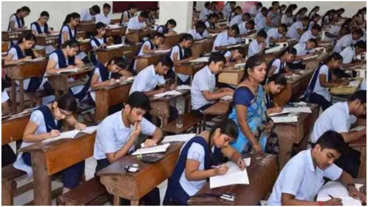 UP Board Exam 2026 से पहले संवेदनशील घोषित 18 जिलों में कड़ी निगरानी, परीक्षा केंद्रों पर सख्त सुरक्षा व्यवस्था
