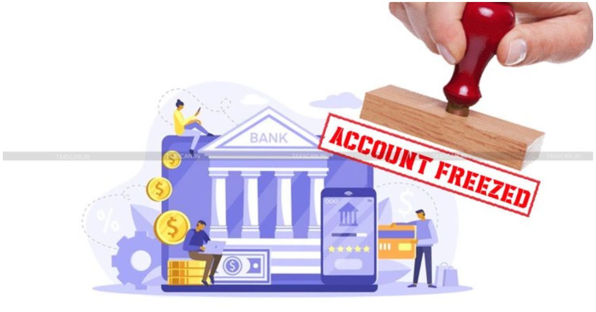 बर्फ में जमी डेबिट कार्ड और पासबुक पर लगा ताला, आसपास कोर्ट का हथौड़ा, लैपटॉप पर काम करता व्यक्ति, नकदी पर मैग्नीफाइंग ग्लास और बैंक में दस्तावेज जांच का दृश्य दर्शाता प्रतीकात्मक चित्र