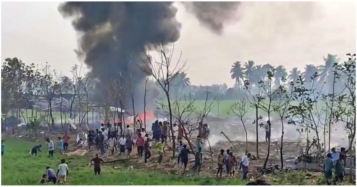 आंध्र प्रदेश के काकीनाडा जिले में पटाखा फैक्ट्री में भीषण विस्फोट के बाद मलबे और बचाव कार्य की तस्वीर।